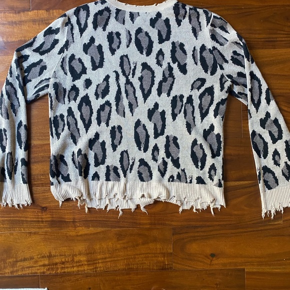 Animal print sweater with frayed edges on the bottom, neckline, and sleeves - Picture 2 of 4